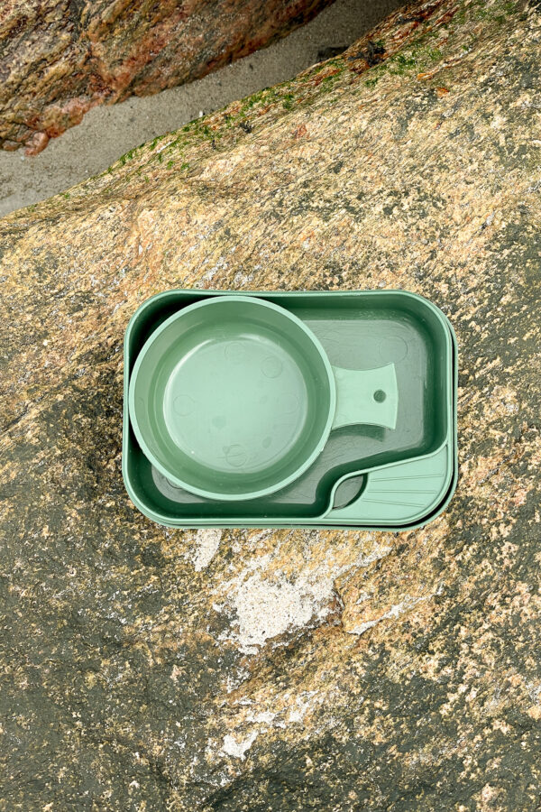 grønt tallerken sæt i plastik med tilhørende kop