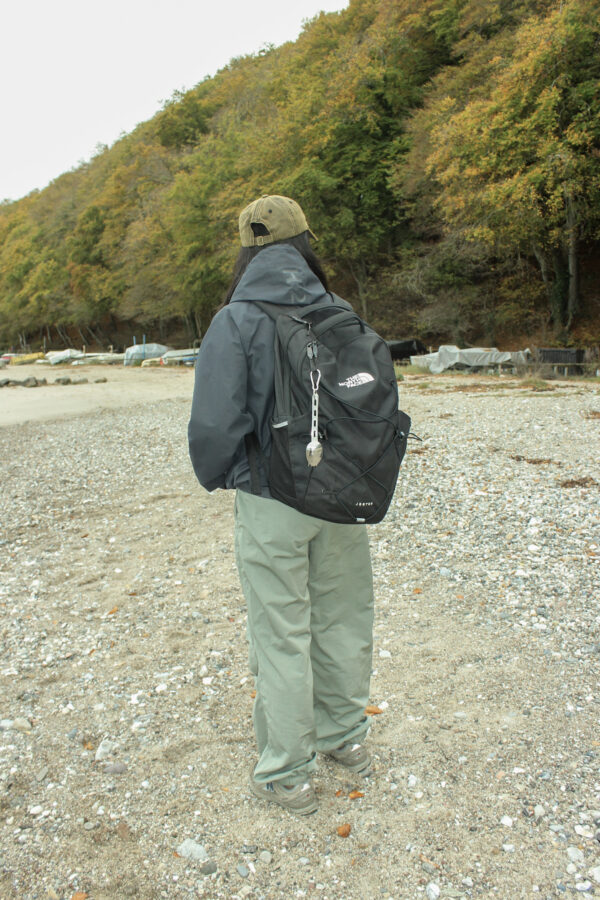pige med The north face backpack